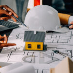 Maison de plain-pied ou à étage : que choisir pour son projet de construction ?